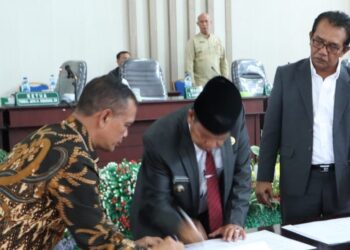 Bupati Simalungun saat penandatanganan Kesepatakan Bersama KUA PPAS APBD Simalungun TA 2023.(f:ist/konstruktif)