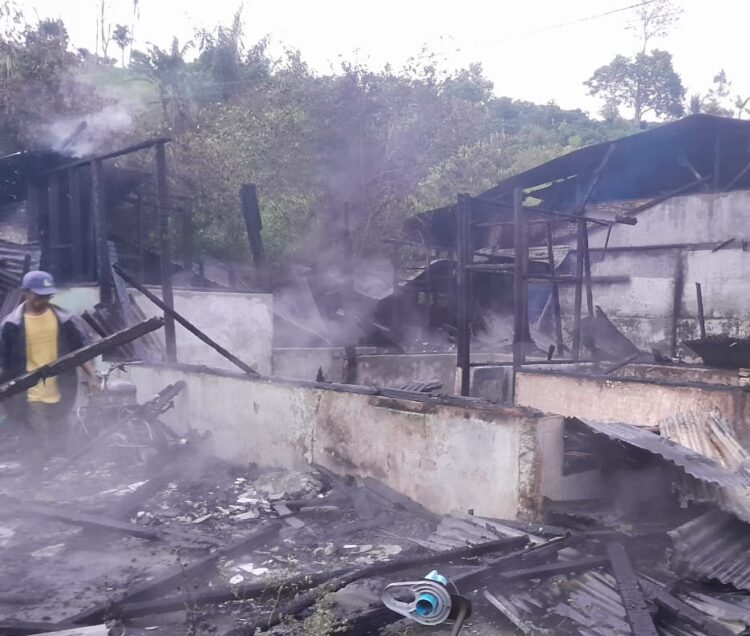 Rumah hangus terbakar di Dusun Mata Kocing Pakpak Bharat.(f:ist/konstruktif)