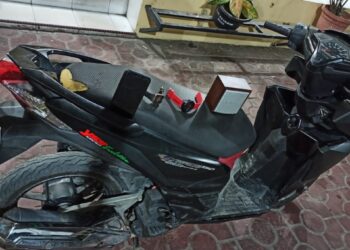 Sepeda motor dan jam tangan hasil curian pelaku saat diamankan.(f:ist/konstruktif)