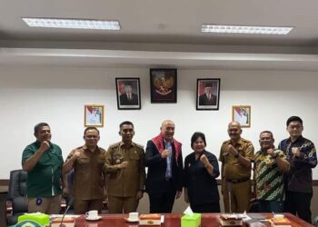 Bupati Karo Cory S Sebayang dan Wakil Bupati Karo Theopilus Ginting poto bersama dengan CEO Global Tanoto Foundation Dr J Satrijo Tanudjojo.(f:ist/konstruktif)