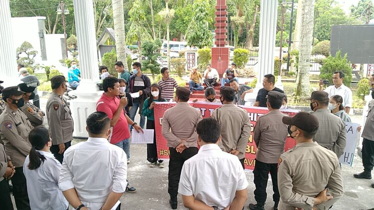 Puluhan Aktivis Perkumpulan SUMUT WATCH saat melakukan Aksi Unjuk Rasa di depan Kantor DPRD Pematangsiantar (f:ist/konstruktif)