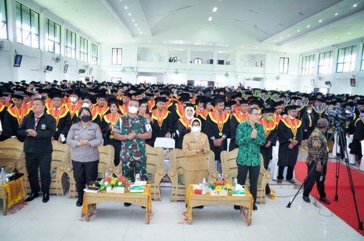 Walikota Pematangsiantar dr. Susanti Dewayani SpA menghadiri Acara Wisuda Sarjana dan Pasca Sarjana Universitas Simalungun (USI) (f:ist/konstruktif)