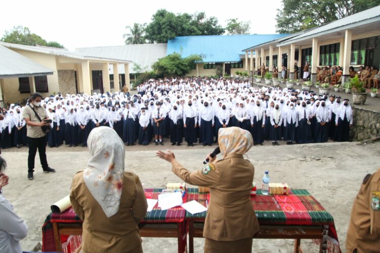 Walikota Pematangsiantar saat memberikan Arahan dan Himbauan akan Bahaya Narkoba kepada Siswa/i SMPN 4 Pematangsiantar (f:ist/konstruktif)