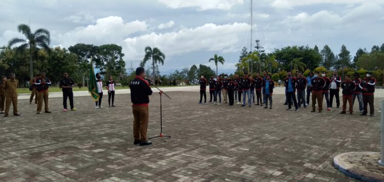 Bupati Poltak Sitorus didampingi Wakil Bupati Tonny Simanjuntak dan pejabat lainnya melepas keberangkatan kontingen KONI Kabupaten Toba, ke Pekan Olahraga Provinsi Sumatera Utara tahun 2022 (f:ist/konstruktif)