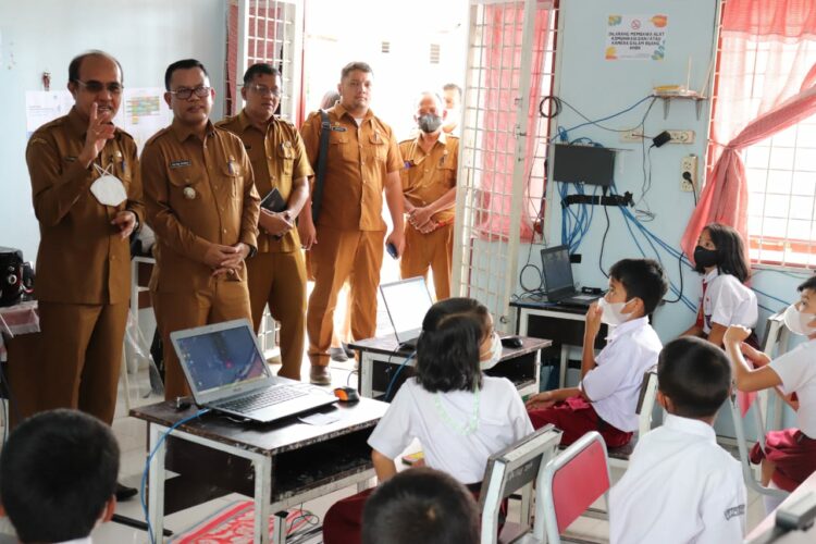 Bupati Toba, Poltak Sitorus tinjau pelaksanaan Assesment Nasional Berbasis Komputer (ANBK) 15 SD, Kecamatan Laguboti di SDN 173552 Simaremare Jae Laguboti (f:ist/konstruktif)