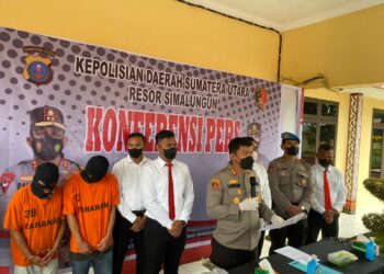 Kapolres Simalungun AKBP. Ronal FC. Sipayung, Sh, SiK saat melakukan Konferensi Pers atas Pengungkapan pelaku Perjudian di Wilayah Hukum Polres Simalungun. (f:ist/konstruktif)