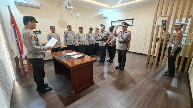 Kapolres Simalungun AKBP Ronald F.C Sipayung, S.H., S.I.K., M.H., pimpin Upacara Serah Terima Jabatan Dua Kapolsek Dijajaran Polres Simalungun. (f:ist/konstruktif)