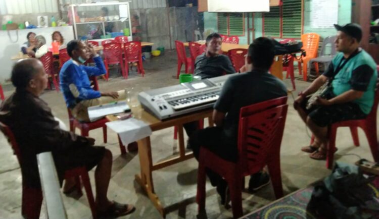Suasana persiapan untuk live streaming, besok Sabtu (25/07/2020) pukul 19.30 WIB di Cafe Tuak "Martogi" Jalan Bah Bolon Lorong IV, Kelurahan Sigulanggulang, Kecamatan Siantar Utara, Kota Pematangsiantar.