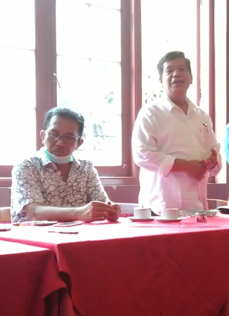 Radiapoh Hasiholan Sinaga (berdiri) dan Timbul Jaya Sibarani