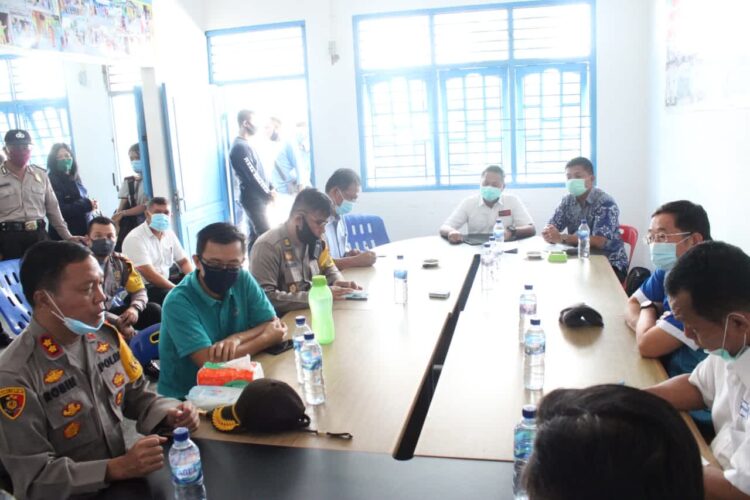 Saat situasi Kapolres menjadi mediator kedua kelompok sengketa lahan.
