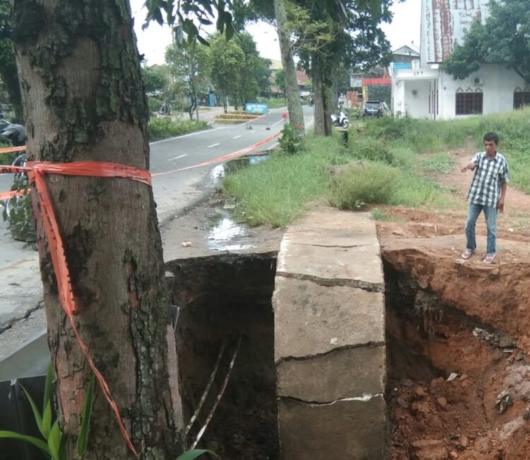 Warga sedang menunjukkan tanah longsor