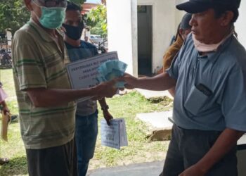 Bupati Kabupaten Toba, Darwin Siagian saat menyerahkan BLT Dana Desa