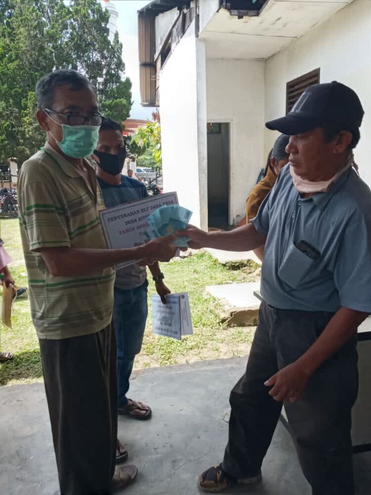 Bupati Kabupaten Toba, Darwin Siagian saat menyerahkan BLT Dana Desa