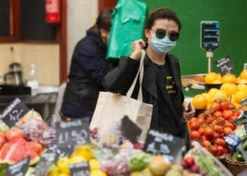 Beberapa negara di seluruh dunia telah merekomendasikan atau mewajibkan pemakaian penutup wajah di tempat umum.