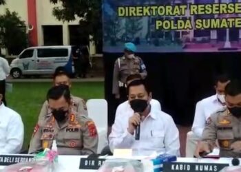 Direktur Ditreskrimum Polda Sumut Kombes Tatan Dirsan Atmaja didampingi Kabid Humas Polda Sumut Kombes Pol Hadi Wahyudi saat memaparkan hasil ungkapan perjudian di wilayah hukum Polda Sumut, Rabu (10/8/22).(f:ist/konstruktif)