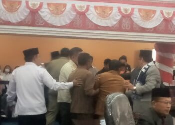 Suasana di gedung DPRD Pakpak Bharat yang sempat ricuh.(f:ist/konstruktif)