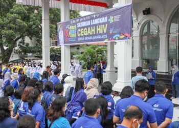 dr Susanti memimpin upacara peringatan Hari AIDS Sedunia di halaman Balai Kota (f:ist/konstruktif)