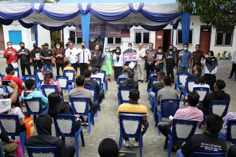 dr Susanti Dewayani SpA menyerahkan Bantuan Langsung Tunai (BLT) Dana Bagi Hasil Cukai Hasil Tembakau (DBH-CHT)  (f:ist/konstruktif)