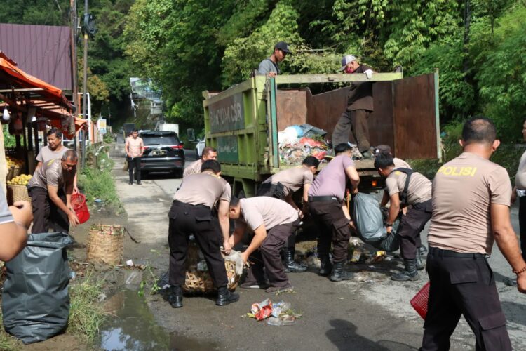 Kegiatan Kurve kebersihan di Wilayah Kota Pariwisata Parapat (f:ist/konstruktif)