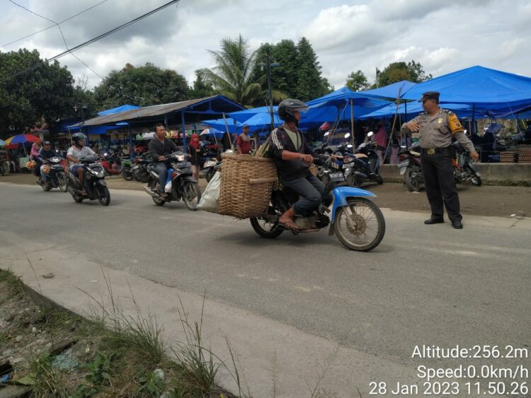 Personel Bhabinkamtibmas patroli di Pekan  tradisonal di Huta Karang Sari (f:ist/konstruktif)