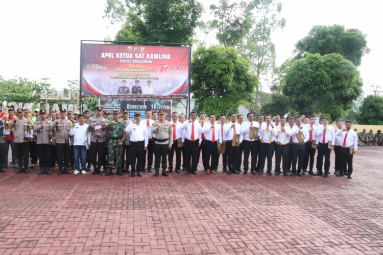 Terima Penghargaan Dari Bupati Simalungun (f:ist/konstruktif)