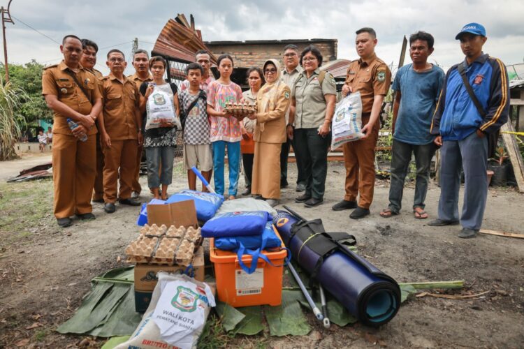 dr Susanti Dewayani SpA memberi bantuan kepada korban kebakaran (f:ist/konstruktif)