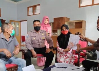 Warga di Klaten mengembalikan bansos Corona, Sabtu (16/5/2020). (Foto: Achmad Syauqi)
