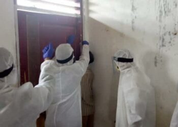 Mayat korban gantung diri dievakuasi petugas. (Istimewa)