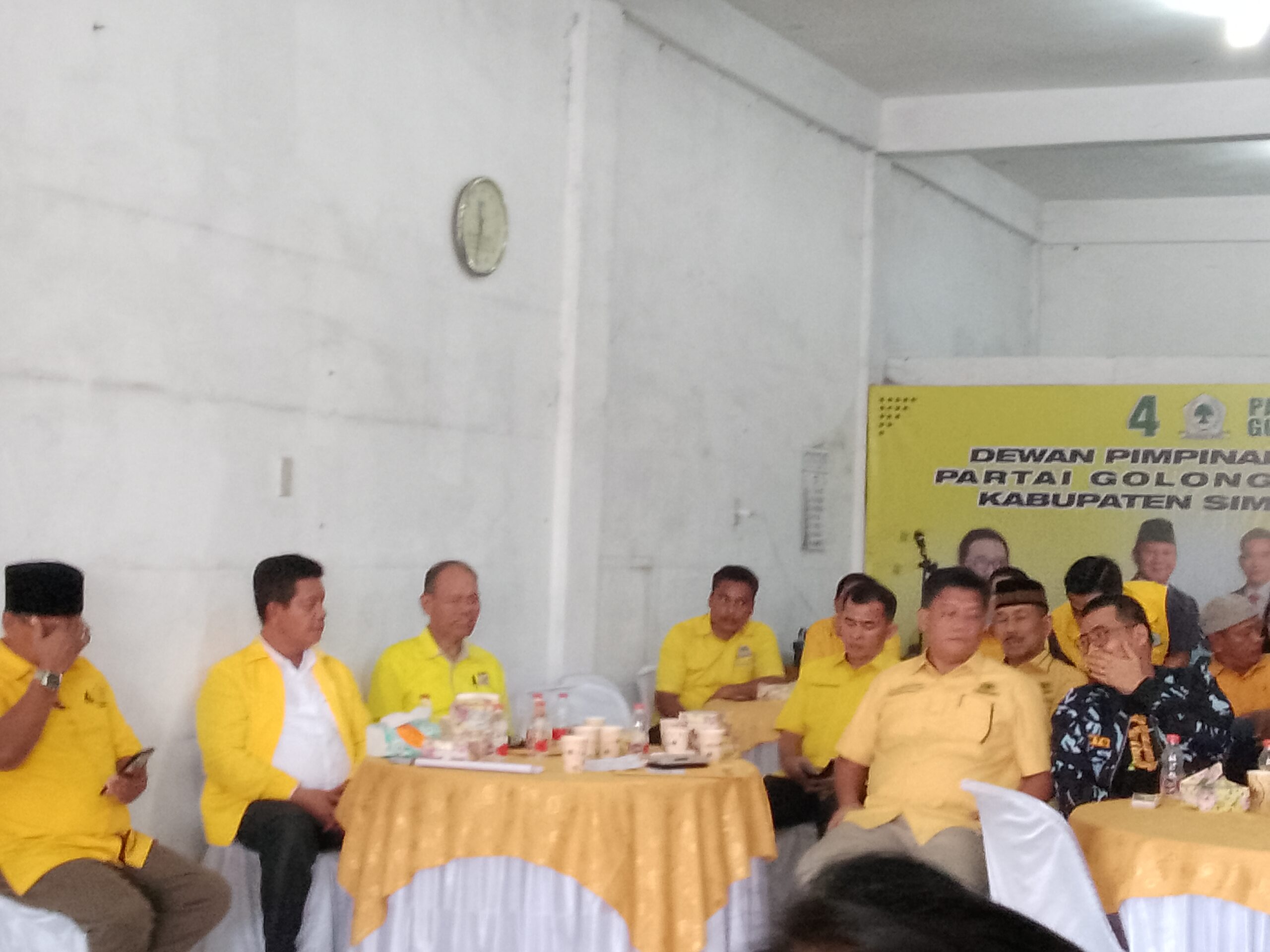 Radiapoh duduk diantara para pengurus dan kader Partai Golkar .(Nawasenanews/ Susan)