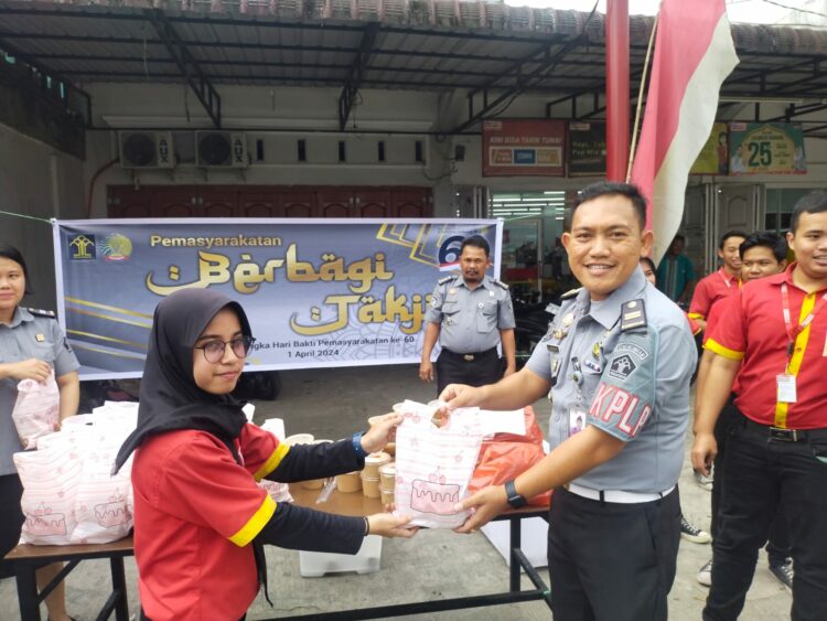 Kepala Pengamanan Lembaga Pemasyarakatan (KPLP) Narkotika Kelas IIA Pematangsiantar Ucok Sinabang saat membagikan takjil kepada salah seorang karyawan salah satu mini market di Raya, Senin (01/04/2924).( Nawasenanews/ Ist)