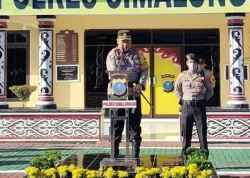 Kapolres Simalungun saat memimpin upacara Laporan Kenaikan Pangkat Pengabdian bagi personelnya di Lapangan Apel Mako Polres Simalungun.( Nawasenanews/ Ist)