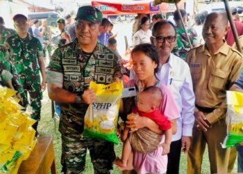 Danrem 022/PT Kolonel Inf Agustatius Sitepu dan Dandim 0207/Sml Letkol Inf Slamet Faozan didampingi Wakil Bupati Simalungun menyerahkan beras dan sembako kepada warga masyarakat yang berbelanja di bazar TNI.( Nawasenanews/ Ist)