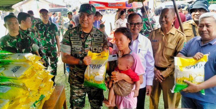 Danrem 022/PT Kolonel Inf Agustatius Sitepu dan Dandim 0207/Sml Letkol Inf Slamet Faozan didampingi Wakil Bupati Simalungun menyerahkan beras dan sembako kepada warga masyarakat yang berbelanja di bazar TNI.( Nawasenanews/ Ist)