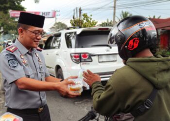 Kalapas Kelas II A Pematangsiantar membagikan 300 paket takjil kepada masyarakat yang lewat dari depan Lapas Pemasyarakatan untuk memeriahkan Hari Bakti Pemasyarakatan ke-60. ( Nawasenanews/ Ist)