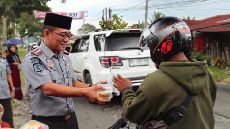 Kalapas Kelas II A Pematangsiantar membagikan 300 paket takjil kepada masyarakat yang lewat dari depan Lapas Pemasyarakatan untuk memeriahkan Hari Bakti Pemasyarakatan ke-60. ( Nawasenanews/ Ist)