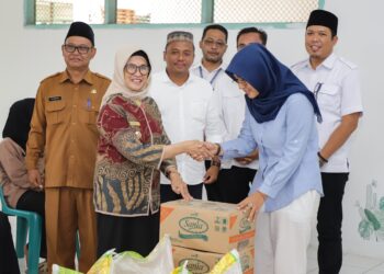 dr Susanti bersama tim Perumda Tirta Uli melakukan kunjungan ke Panti Asuhan Islamic Centre di Jalan Asahan Km 4, Kecamatan Siantar sambil menyerahkan bantuan kepada para anak yatim piatu.(Nawasenanews/Ist)