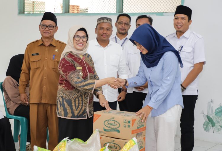 dr Susanti bersama tim Perumda Tirta Uli melakukan kunjungan ke Panti Asuhan Islamic Centre di Jalan Asahan Km 4, Kecamatan Siantar sambil menyerahkan bantuan kepada para anak yatim piatu.(Nawasenanews/Ist)