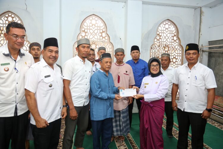 Wali Kota Pematangsiantar menyerahkan bantuan tali asih kepada masjid Amaliyah Jalan Teratai Kelurahan Bukit Sofa Kecamatan Sitalasari sebesar Rp7,5 juta untuk kemakmuran masjid. ( Nawasenanews/ Ist)