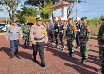 Kapolres Simalungun saat memeriksa barisan pada apel operasi Ketupat Toba 2024 di halaman Mapolres Simalungun, Pematang Raya. ( Nawasenanews/ Ist)