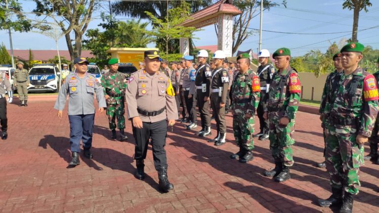 Kapolres Simalungun saat memeriksa barisan pada apel operasi Ketupat Toba 2024 di halaman Mapolres Simalungun, Pematang Raya. ( Nawasenanews/ Ist)