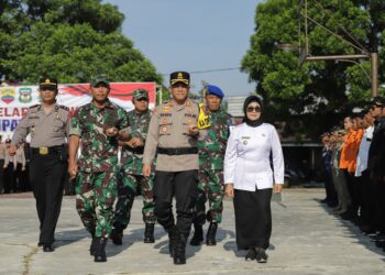 Kapolres Pematangsiantar bersama Wali Kota saat pemeriksaan barisan kesiapan personel di apel operasi Ketupat Toba 2024.( Nawasenanews/ Ist)