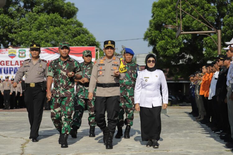 Kapolres Pematangsiantar bersama Wali Kota saat pemeriksaan barisan kesiapan personel di apel operasi Ketupat Toba 2024.( Nawasenanews/ Ist)