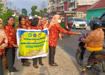 TP-PKK dan Dharma Wanita Persatuan Kabupaten Simalungun membagikan takjil gratis kepada masyarakat dan pengguna jalan, di depan Masjid Jami'al Fajri UISU Pematangsiantar, Jalan Asahan, Kecamatan Siantar, Simalungun, Sumut, Rabu sore (3/4/2024).( Nawasenanews/ Ist)