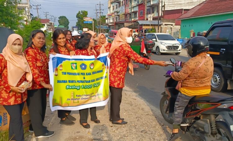 TP-PKK dan Dharma Wanita Persatuan Kabupaten Simalungun membagikan takjil gratis kepada masyarakat dan pengguna jalan, di depan Masjid Jami'al Fajri UISU Pematangsiantar, Jalan Asahan, Kecamatan Siantar, Simalungun, Sumut, Rabu sore (3/4/2024).( Nawasenanews/ Ist)