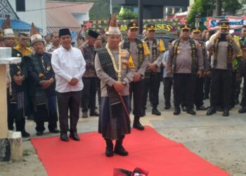 Kapoldasu saat disambut dengan tortor Dihar Sitarlak untuk menyambut tamu kehormatan pada momen peresmian Polsek Parapat yang baru. ( Nawasenanews/ Ist)