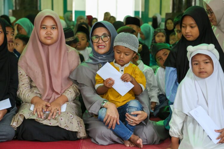 Wali Kota Pematangsiantar saat menyerahkan santunan kepada para anak yatim piatu di Masjid As- Sholeh.(Nawasenanews/ Ist)
