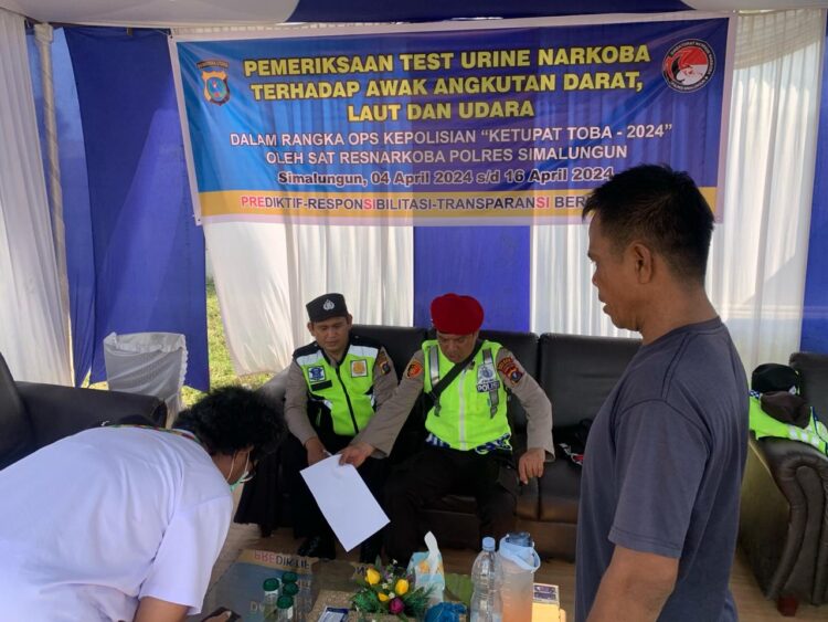 Salah seorang supir saat periksa urine bebas Narkoba oleh Sat Narkoba Polres Simalungun. (Nawasenanews/Ist)