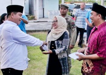 Bupati Simalungun menyerahkan Tunjangan Hari Raya (THR) dan Dana Pensiun Pendi Siahaan yang sudah bekerja selama 32 Tahun, dan Friska Manik yang sudah bekerja 30 tahun pada acara berbuka puasa bersama PDAM Tirta Lihou.( Nawasenanews/ Ist)