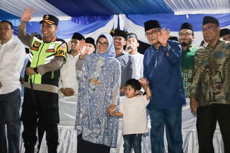 Wali kota Pematangsiantar saat melepas pawai takbir keliling menyambut Hari Raya Idul Fitri 1445 H di Jalan Merdeka.( Nawasenanews/ Ist)