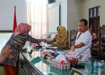 Anggota DPRD Nurlela Sikumbang menyerahkan Pemandangan Umum Fraksi PAN Persatuan Indonesia kepada Wali Kota Pematangsiantar. (Nawasenanews/ Ist)